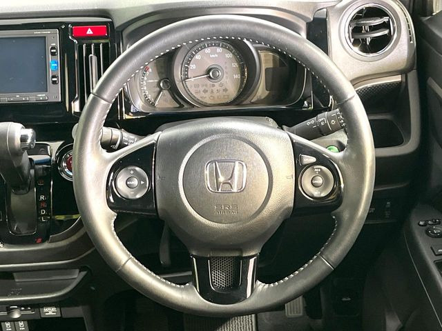 �C���e���A�ɍ��킹���f�U�C���̃X�e�A�����O�́A�^�]�������̂��Ƃ��l���A�^�]���₷���`��A�傫���ł��B�����x�A���ۂɐG���Ă��m���߂��������B