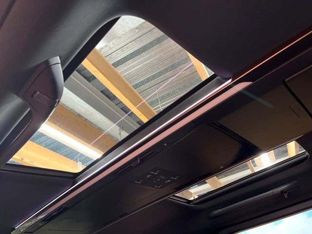 【ガラスルーフ】ガラスルーフ搭載で車内の解放感が一気にアップ!開放的なドライブをお楽しみいただけます。