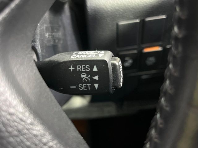 【レーダークルーズコントロール】高速道路での長距離走行が楽に!!自動で速度を保つクルーズコントロールが、衝突軽減システムと連携し、前方の車両を感知して車間を保つように速度調節してくれます!!