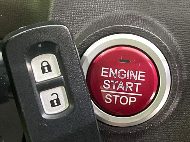 �yHonda�X�}�[�g�L�[�z�J�o����|�P�b�g�ɓ��ꂽ�܂܂ł��h�A�̎{���E�������\�ȃX�}�[�g�L�[�𑕔��B�G���W���̃I���E�I�t�����J�M�����o���K�v����������Ƃ��Ă��֗��ł���