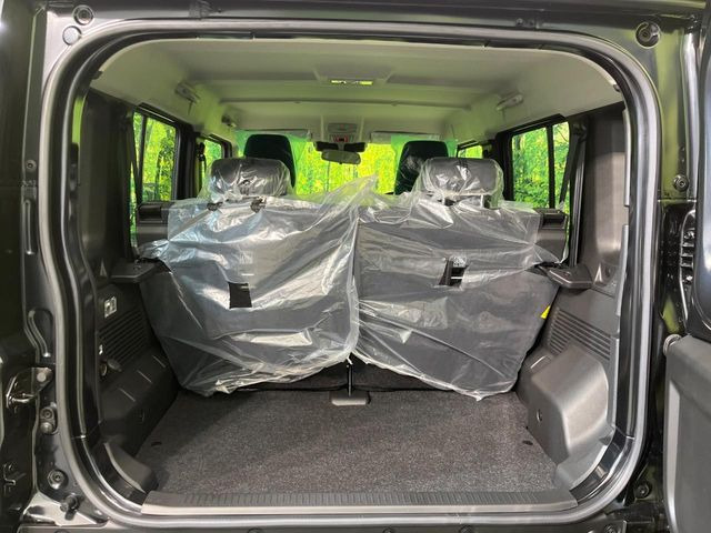 ラゲッジルームは、大容量のスペースを確保。普段のお買い物からレジャーまで、幅広く活躍してくれます!また、リアシートを倒すことでバリエーション豊かにお使いいただけます。