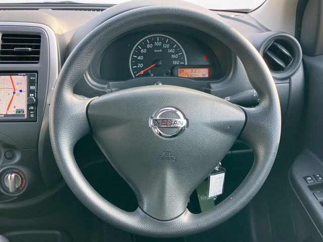 �C���e���A�ɍ��킹���f�U�C���̃X�e�A�����O�́A�^�]�������̂��Ƃ��l���A�^�]���₷���`��A�傫���ł��B�����x�A���ۂɐG���Ă��m���߂��������B