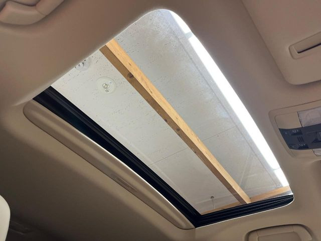 【サンルーフ】開放感たっぷりの希少装備、サンルーフが装着されています!車内に明かりを取り入れたり景色を楽しむ以外にも、車内の空気も簡単に換気できて快適です!