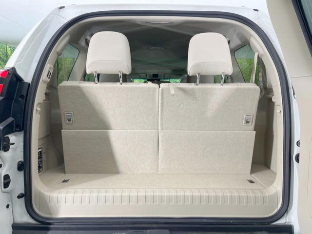 ラゲッジルームは、大容量のスペースを確保。普段のお買い物からレジャーまで、幅広く活躍してくれます!また、リアシートを倒すことでバリエーション豊かにお使いいただけます。