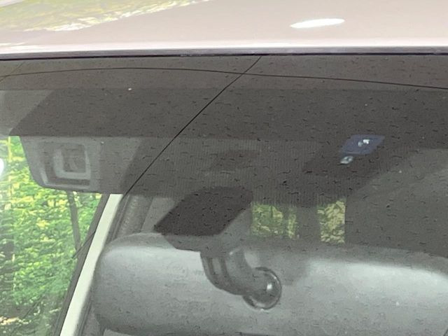 【アイサイトVer3】前方の車両等を検知し、衝突しそうな時は警報で注意を促し、ブレーキを踏む力をサポート。ブレーキを踏めなかった場合は衝突被害軽減ブレーキが作動、衝突回避をサポートします。