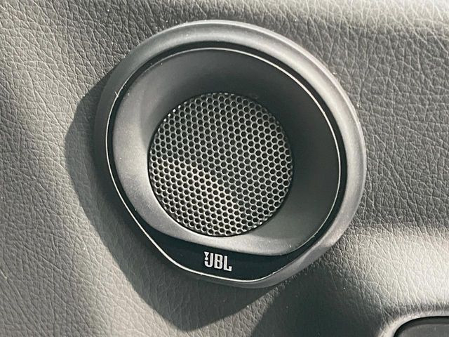 �yJBL�T�E���h�V�X�e���z���[�J�[�I�v�V�����̍��i�ʃT�E���h�V�X�e���𓋍ځB��p�̃`���[�j���O���{���ꂽ�召�l�X�ȃX�s�[�J�[����ǎ��ȃT�E���h���t�ł��A�Տꊴ���ӂ�鉹����Ԃ����o���܂��B