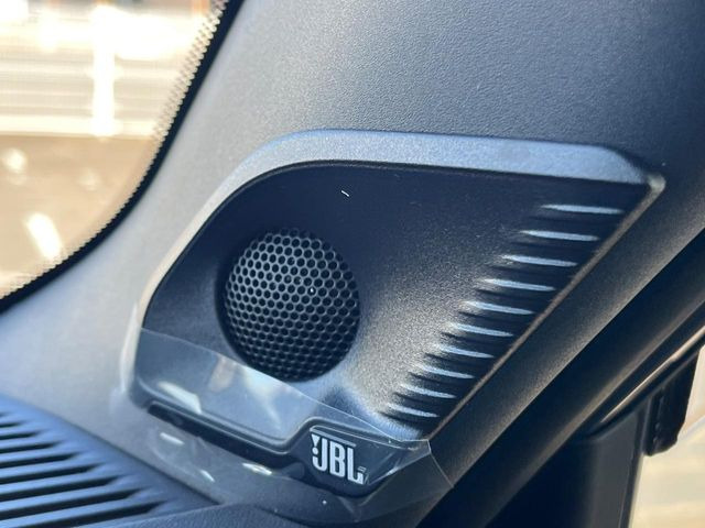 �yJBL�T�E���h�V�X�e���z���[�J�[�I�v�V�����̍��i�ʃT�E���h�V�X�e���𓋍ځB��p�̃`���[�j���O���{���ꂽ�召�l�X�ȃX�s�[�J�[����ǎ��ȃT�E���h���t�ł��A�Տꊴ���ӂ�鉹����Ԃ����o���܂��B