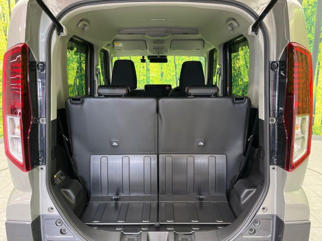 ���i�̂���������ʋ΁A���}���ɏ\���ȉ׎��X�y�[�X���m�ۂ��Ă���܂��B�Z�J���h�V�[�g��|���ƁA�傫�ȉו��̐ύڂ��\�ł���