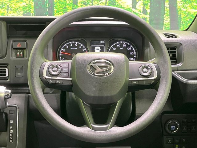 �C���e���A�ɍ��킹���f�U�C���̃X�e�A�����O�́A�^�]�������̂��Ƃ��l���A�^�]���₷���`��A�傫���ł��B�����x�A���ۂɐG���Ă��m���߂��������B