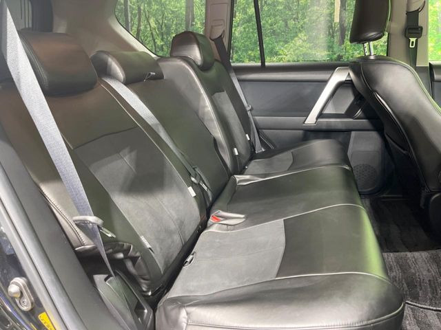 後部座席も気になるようなキズ・汚れやへたり等、大きなダメージはなく、良好な状態です。