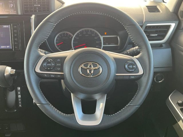�C���e���A�ɍ��킹���f�U�C���̃X�e�A�����O�́A�^�]�������̂��Ƃ��l���A�^�]���₷���`��A�傫���ł��B�����x�A���ۂɐG���Ă��m���߂��������B