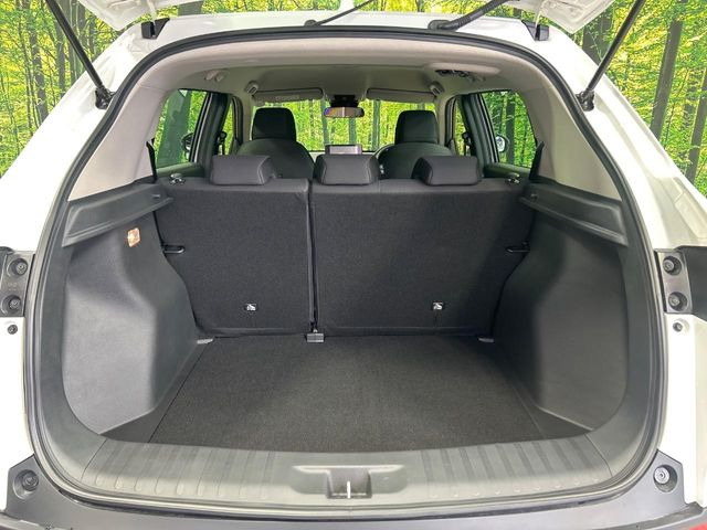 ���i�̂���������ʋ΁A���}���ɏ\���ȉ׎��X�y�[�X���m�ۂ��Ă���܂��B�Z�J���h�V�[�g��|���ƁA�傫�ȉו��̐ύڂ��\�ł���