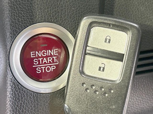 �yHonda�X�}�[�g�L�[�z�J�o����|�P�b�g�ɓ��ꂽ�܂܂ł��h�A�̎{���E�������\�ȃX�}�[�g�L�[�𑕔��B�G���W���̃I���E�I�t�����J�M�����o���K�v����������Ƃ��Ă��֗��ł���