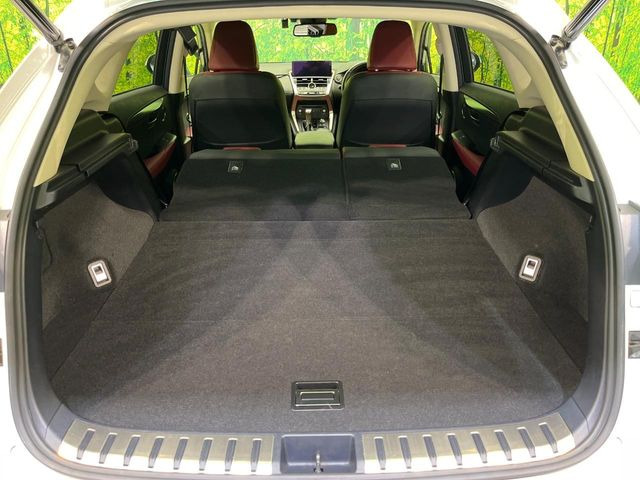 ���i�̂���������ʋ΁A���}���ɏ\���ȉ׎��X�y�[�X���m�ۂ��Ă���܂��B�Z�J���h�V�[�g��|���ƁA�傫�ȉו��̐ύڂ��\�ł���