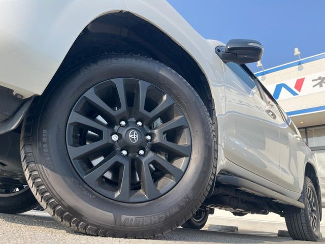 �y�O���[�h��p����18�C���`�A���~�z�C�[���z�f�U�C�����̍��������A���~�z�C�[���𑕒����Ă���܂��B�e��ЊO�A���~�z�C�[����A�X�^�b�h���X�^�C�����戵�����Ă���܂��B���񂲑��k����������