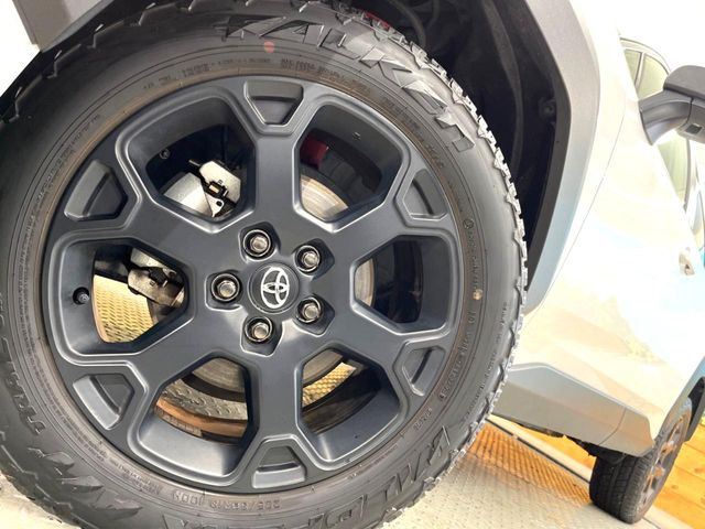 【純正18インチアルミホイール】外観にマッチした純正アルミホイールを装着しております。各種社外アルミホイールや、スタッドレスタイヤも取扱いしております。是非ご相談ください♪