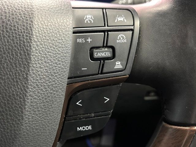 【レーダークルーズコントロール】高速道路での長距離走行が楽に!!自動で速度を保つクルーズコントロールが、衝突軽減システムと連携し、前方の車両を感知して車間を保つように速度調節してくれます!!