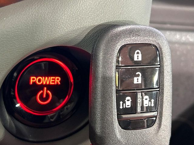 �yHonda�X�}�[�g�L�[�z�J�o����|�P�b�g�ɓ��ꂽ�܂܂ł��h�A�̎{���E�������\�ȃX�}�[�g�L�[�𑕔��B�G���W���̃I���E�I�t�����J�M�����o���K�v����������Ƃ��Ă��֗��ł���