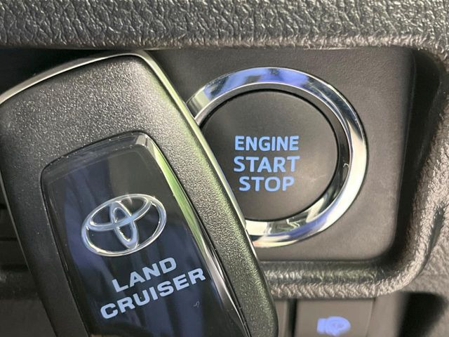 【スマートキー】カバンやポケットに入れたままでもドアの施錠・解錠が可能なスマートキーを装備。エンジンのオン・オフ時もカギを取り出す必要が無いからとっても便利です♪