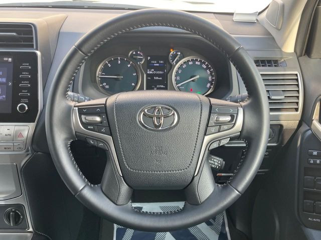 �y�����v�����X�e�A�����O�z�㎿�Ȋv���g�p���邱�ƂŁA��ɂ����������݂ƂĂ��^�]���₷���n���h���ł���