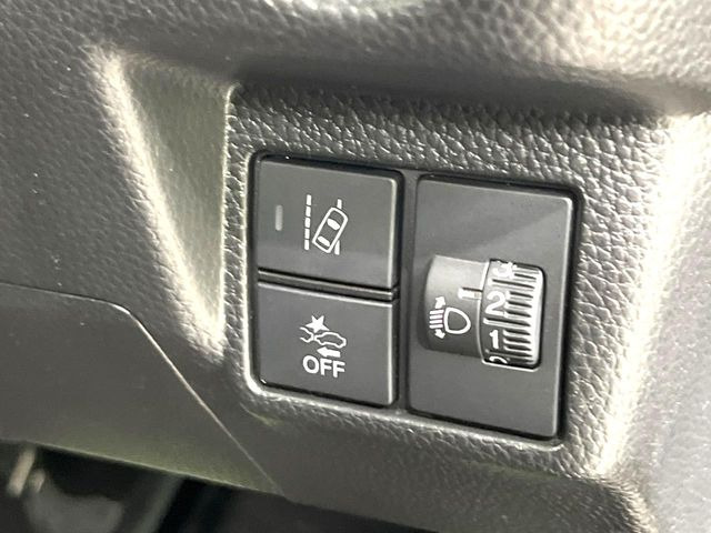 �y�z���_�Z���V���O�z���s���ɑO���̎ԗ�����F�����A�Փ˂������Ȏ��͌x��ƃu���[�L�ŏՓˉ���Ɣ�Q�y�����A�V�X�g�B�����S�Ƀh���C�u�����y���݂��������܂��B