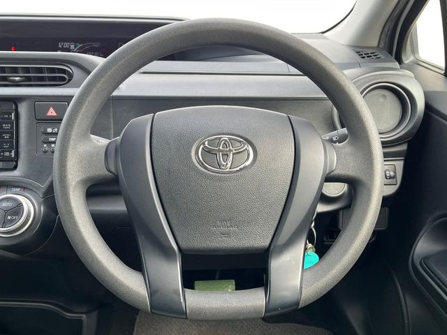 �C���e���A�ɍ��킹���f�U�C���̃X�e�A�����O�́A�^�]�������̂��Ƃ��l���A�^�]���₷���`��A�傫���ł��B�����x�A���ۂɐG���Ă��m���߂��������B