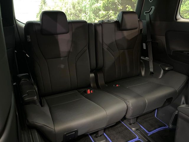 3列目シートはもちろん状態良好☆大人でもゆったりと座って頂けますので、大人数でのお出かけもラクラクです♪ご家族で、気の知れた仲間で、ドライブに行くのが楽しみですね♪