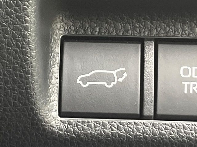 【パワーバックドア】スマートキーや運転席のボタンを押すだけでリアゲートが自動で開閉します!荷物を持っている時や、高い位置にあるバックドアを閉める際に便利な機能です♪