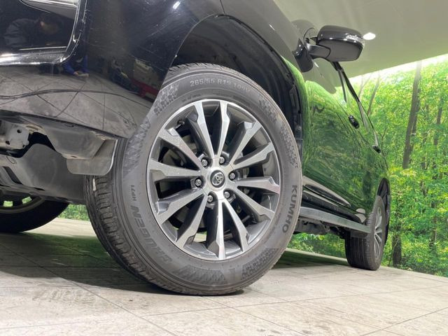 【純正オプション19インチアルミホイール】純正オプションホイールを装着。走行性能の向上に加え、外観もよりスタイリッシュになっています。