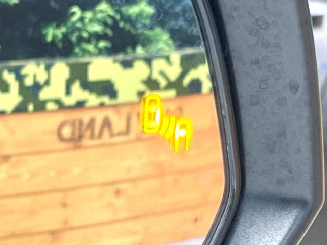 【ブラインドスポットモニター】走行中、ドアミラーの死角になりやすい箇所に後続車が接近するとサイドミラーのレンズに警告を表示!ドライバーに注意喚起をしてくれます。