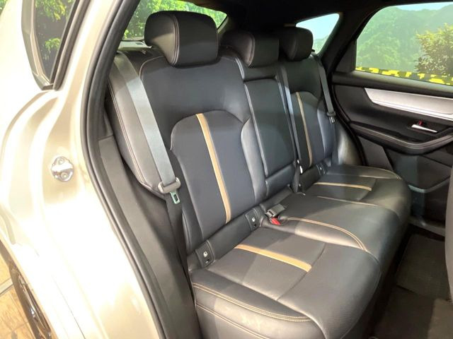 後部座席も気になるようなキズ・汚れやへたり等、大きなダメージはなく、良好な状態です。