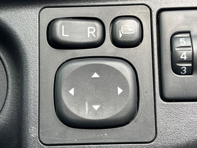 �y�d���i�[�~���[�z�T�C�h�~���[�͓d���i�[���ƂȂ��Ă���A�������ԏ�ł��L�Y�������X�N��}�����܂��B