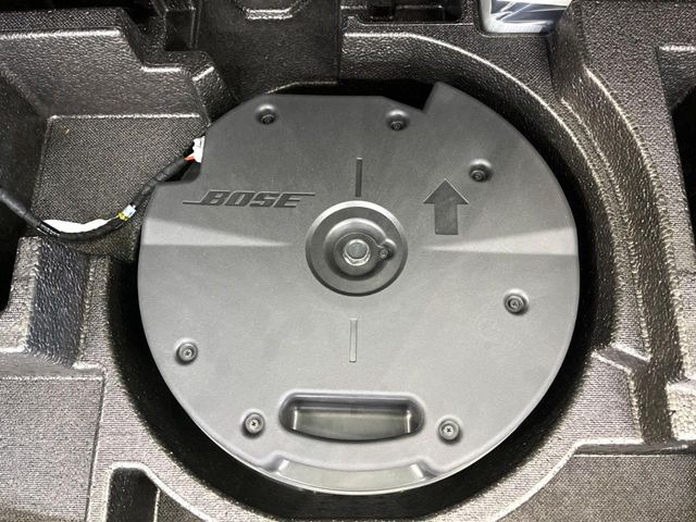 【BOSEサウンドシステム】メーカーオプションの高品位サウンドシステムを搭載。専用のチューニングが施された大小様々なスピーカーから良質なサウンドが奏でられ、臨場感あふれる音響空間を演出します。