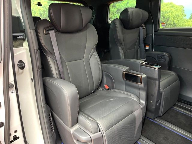 後部座席も気になるようなキズ・汚れやへたり等、大きなダメージはなく、良好な状態です。