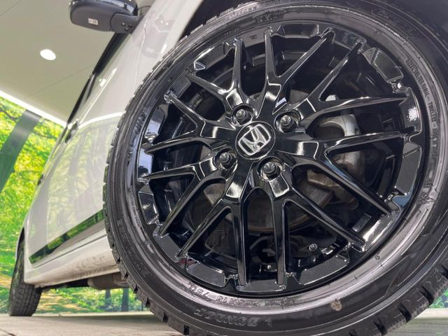 �y����15�C���`�A���~�z�C�[���z�O�ςɃ}�b�`���������A���~�z�C�[���𑕒����Ă���܂��B�e��ЊO�A���~�z�C�[����A�X�^�b�h���X�^�C�����戵�����Ă���܂��B���񂲑��k����������