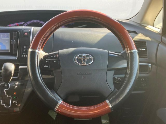 �C���e���A�ɍ��킹���f�U�C���̃X�e�A�����O�́A�^�]�������̂��Ƃ��l���A�^�]���₷���`��A�傫���ł��B�����x�A���ۂɐG���Ă��m���߂��������B