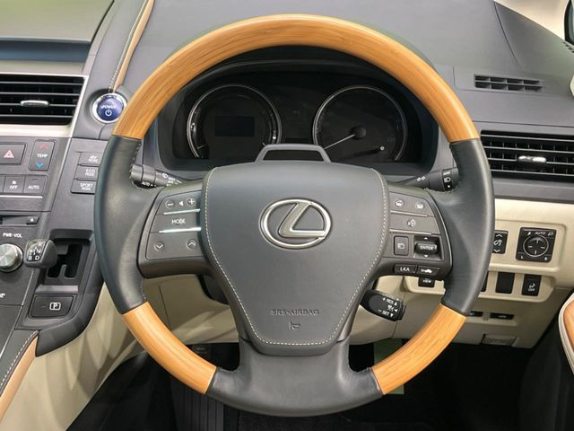 �C���e���A�ɍ��킹���f�U�C���̃X�e�A�����O�́A�^�]�������̂��Ƃ��l���A�^�]���₷���`��A�傫���ł��B�����x�A���ۂɐG���Ă��m���߂��������B