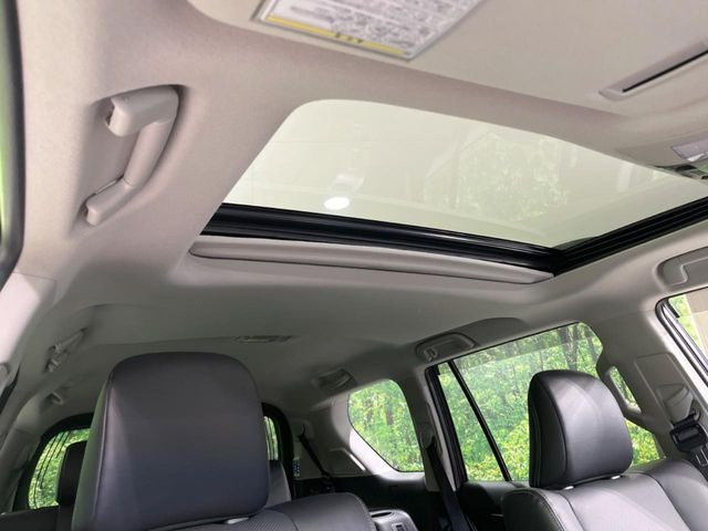 【サンルーフ】開放感たっぷりの希少装備、サンルーフが装着されています!車内に明かりを取り入れたり景色を楽しむ以外にも、車内の空気も簡単に換気できて快適です!