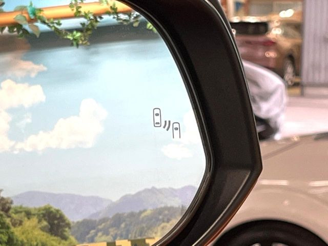 【ブラインドスポットモニター】走行中、ドアミラーの死角になりやすい箇所に後続車が接近するとサイドミラーのレンズに警告を表示!ドライバーに注意喚起をしてくれます。