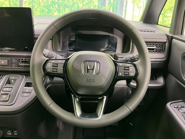 �C���e���A�ɍ��킹���f�U�C���̃X�e�A�����O�́A�^�]�������̂��Ƃ��l���A�^�]���₷���`��A�傫���ł��B�����x�A���ۂɐG���Ă��m���߂��������B