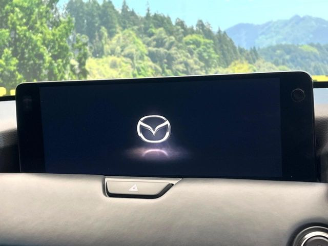 【12.3インチマツダコネクト】車内の雰囲気にマッチした大型ディスプレイ。スマホ接続でのナビ使用やBluetooth再生等、様々な機能が楽しめます。直感的なダイヤル操作が可能で、使い勝手も良好です。