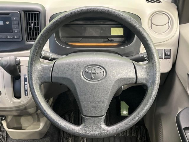 �C���e���A�ɍ��킹���f�U�C���̃X�e�A�����O�́A�^�]�������̂��Ƃ��l���A�^�]���₷���`��A�傫���ł��B�����x�A���ۂɐG���Ă��m���߂��������B