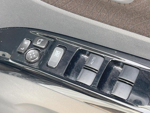 �y�d���i�[�~���[�z�T�C�h�~���[�͓d���i�[���ƂȂ��Ă���A�������ԏ�ł��L�Y�������X�N��}�����܂��B