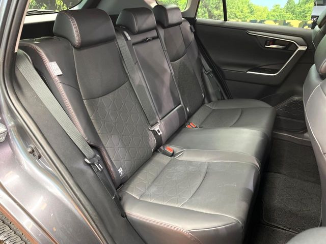 後部座席も気になるようなキズ・汚れやへたり等、大きなダメージはなく、良好な状態です。