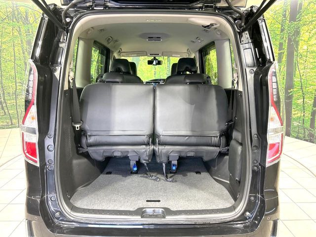 ���i�̂���������ʋ΁A���}���ɏ\���ȉ׎��X�y�[�X���m�ۂ��Ă���܂��B�Z�J���h�V�[�g��|���ƁA�傫�ȉו��̐ύڂ��\�ł���