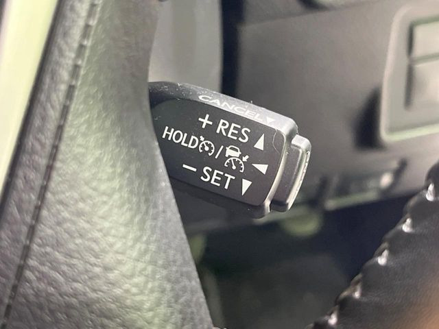 【レーダークルーズコントロール】高速道路での長距離走行が楽に!!自動で速度を保つクルーズコントロールが、衝突軽減システムと連携し、前方の車両を感知して車間を保つように速度調節してくれます!!