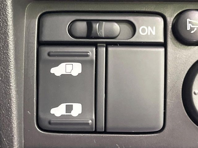 【パワースライドドア】スマートキーや運転席のスイッチでスライドドアの開閉が可能♪電動だから力を入れてドアを開ける必要が無く、小さいお子様でも、重い荷物を持っている時もラクに開け閉めできます♪