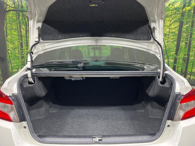 積み下ろしのしやすいデッキにはたっぷりと荷物を積み込んでいただけます。遊びから仕事まで、様々なシーンで頼れます♪