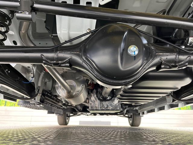 ��D�]�𒸂��Ă���܂��{�f�B�̒e�X�v���b�V���R�[�g���D�]��t���B�ʏ�̃K���X�R�[�g�ƈقȂ�A�ϋv�N��6�N�̖��@���K���X�R�[�e�B���O���A�{�f�B���L���C�ȏ�Ԃɕۂ��Ă���܂��B