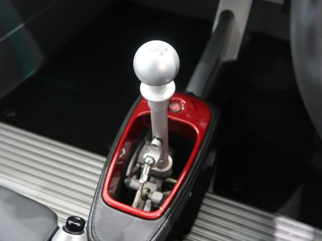 気になる箇所や、画像のリクエストなどお気軽にオートステージ幕張のプレミアムカー専門スタッフにお問い合わせください。